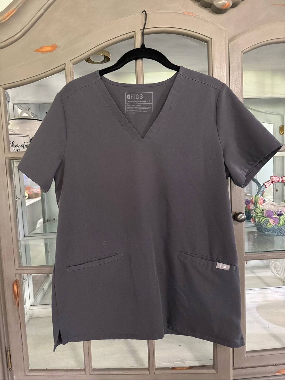 FIGS V-Neck Casma Scrub Top in Charcoal size small
